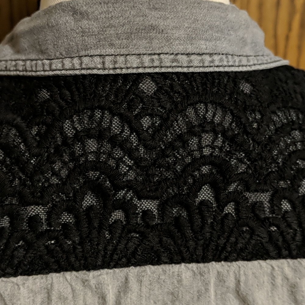 Sleeveless Button Up Top - Picture 3 of 6